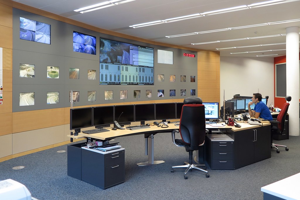 Centro de monitoreo corporativo con pantallas de control